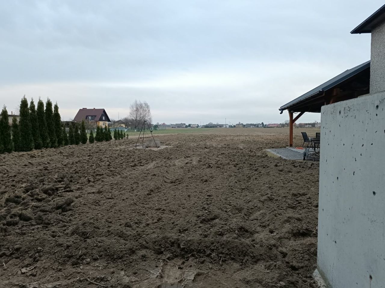 Teren przed wyrównaniem i założeniem trawnika